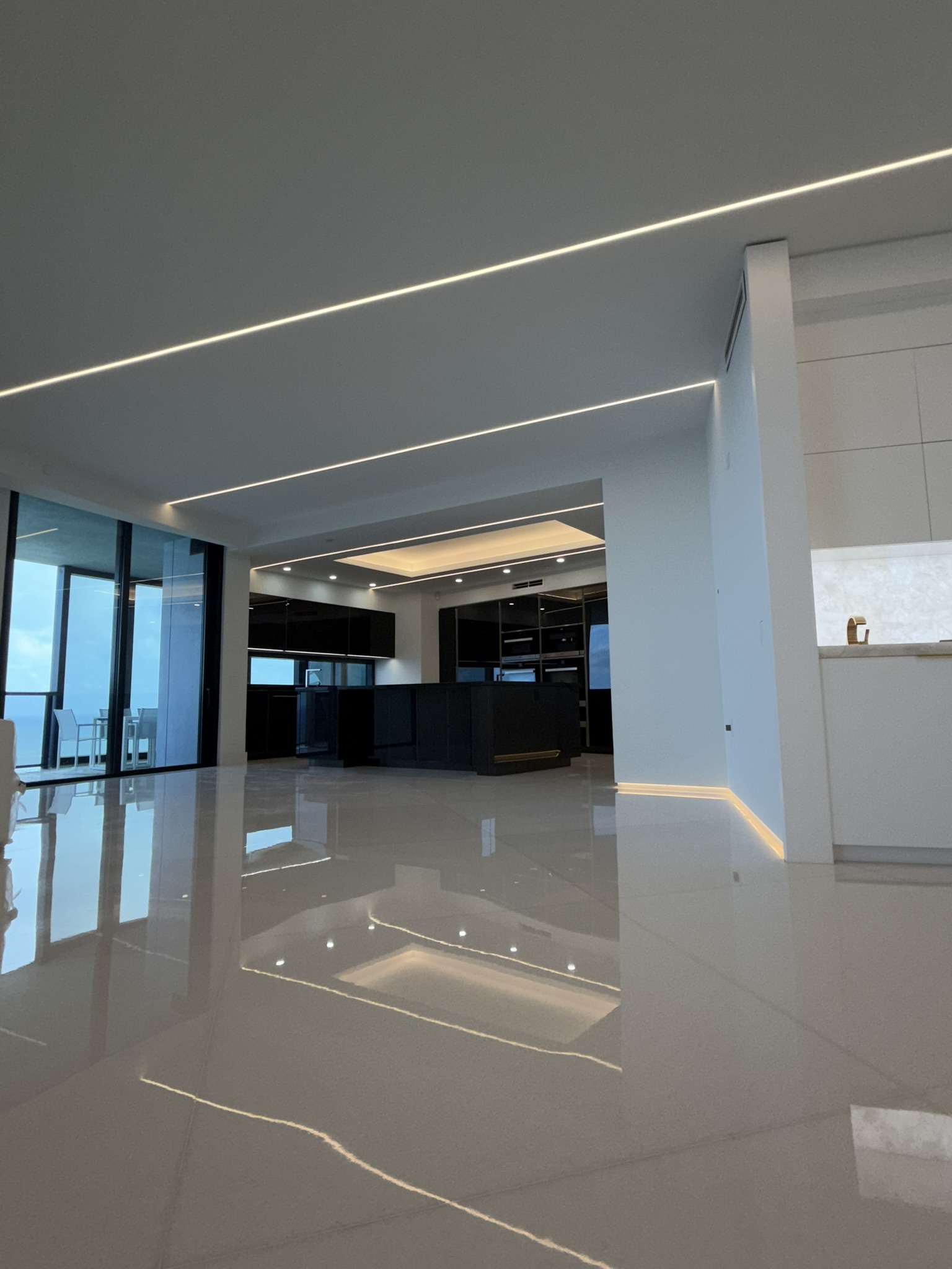 Integrated ceiling lighting in an oceanfront residence